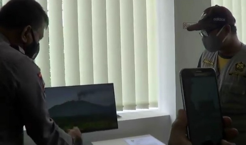 Gunung Raung Muntahkan Lahar Panas, Warga Datangi Posko Pengamatan 