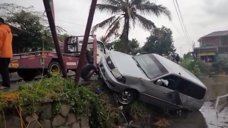 Mobil Pejabat Kecamatan Purbaratu Tasikmalaya Nyungsep ke Kolam Ikan
