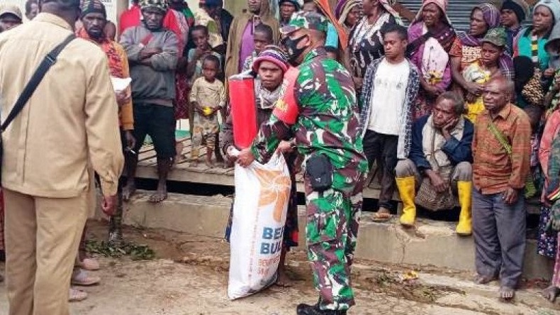 Banjir Paniai, TNI Turut Salurkan Bansos Sembako kepada Korban Terdampak