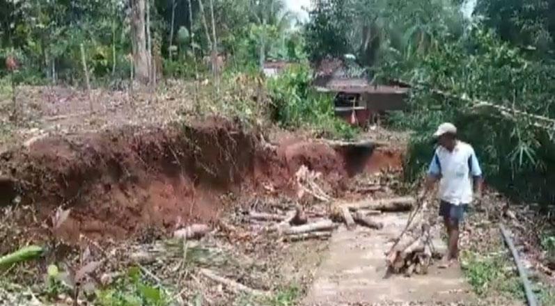 Tanah Gerak di Banyumas Meluas, Akses Jalan Desa Amblas dan 8 Rumah Terancam Roboh 