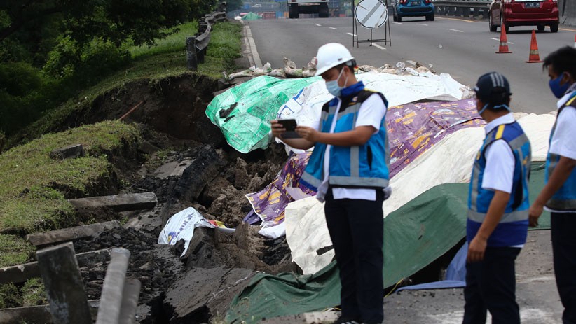 Jalan Tol Surabaya-Gempol Ambles Timbulkan Kemacetan Panjang - Bagian 1
