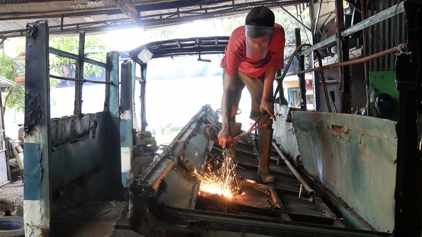 Nasib Angkutan Kopaja Tua, Dipotong-potong dan Dijual Kiloan - Bagian 3