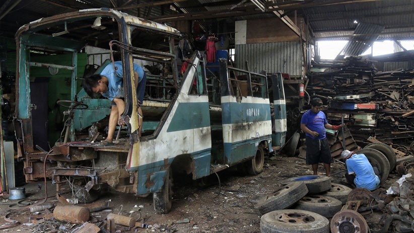 Nasib Angkutan Kopaja Tua, Dipotong-potong dan Dijual Kiloan - Bagian 1