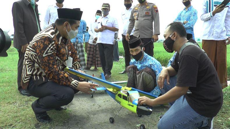 Wagub Taj Yasin Bangga Santri Ponpes Al Mawa Produksi Pesawat Aeromodelling 