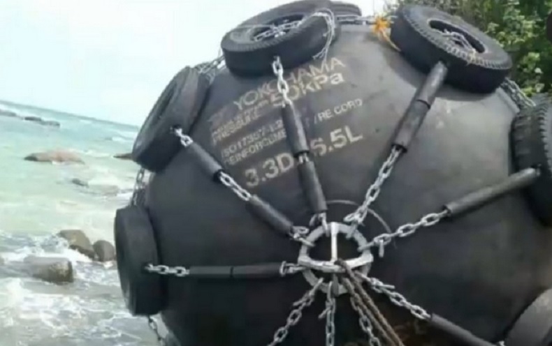 Heboh Penemuan Bola Hitam Berukuran Besar di Perairan Bintan, Milik Siapa?