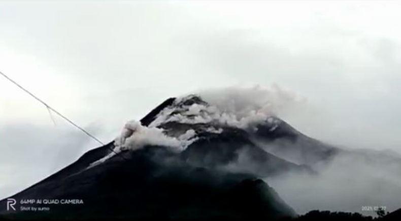 Pagi Ini Merapi Keluarkan Asap Sulfatara Setinggi 400 Meter di Atas Puncak