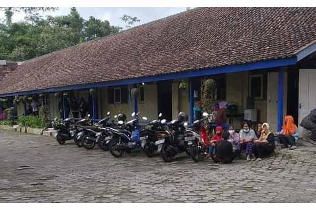 title Merapi Semburkan Awan Panas, Warga Turgo Dievakuasi ke SD Sanjaya Tritis Merapi Semburkan Awan Panas, Warga Turgo Dievakuasi ke SD Sanjaya Tritis