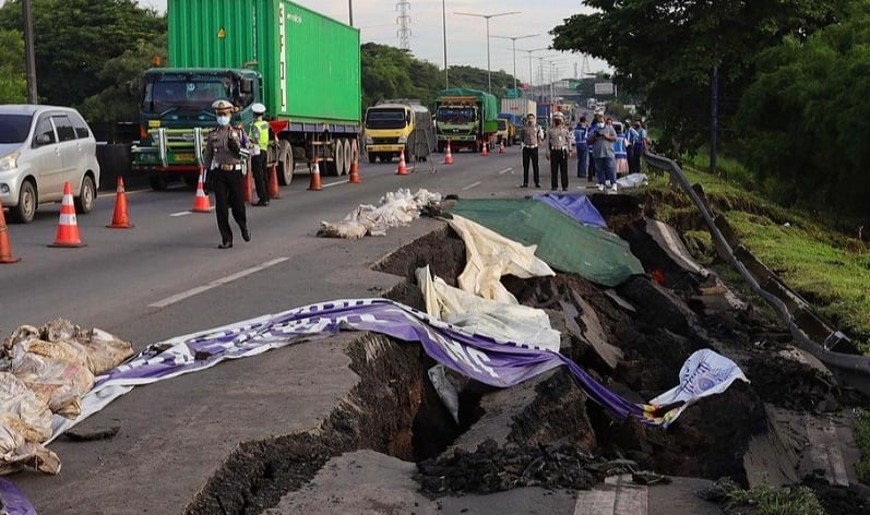 title KM 06+200 Tol Surabaya-Gempol Longsor, 2 Lajur Ditutup KM 06+200 Tol Surabaya-Gempol Longsor, 2 Lajur Ditutup