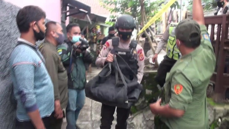 Tim Jibom Polda Jabar Evakuasi Granat Nanas di Maleer Bandung