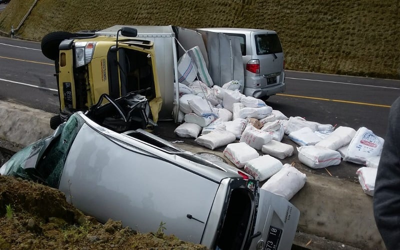 Minibus Rombongan Sekeluarga dari Jakarta Kecelakaan Beruntun di Buleleng