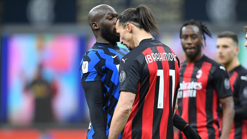 Striker Inter Milan Romelu Lukaku (kiri) bersitegang dengan bomber AC Milan Zlatan Ibrahimovic pada perempat final Coppa Italia di Giuseppe Meazza, Rabu (27/1/2021) dini hari WIB. (Foto: REUTERS)