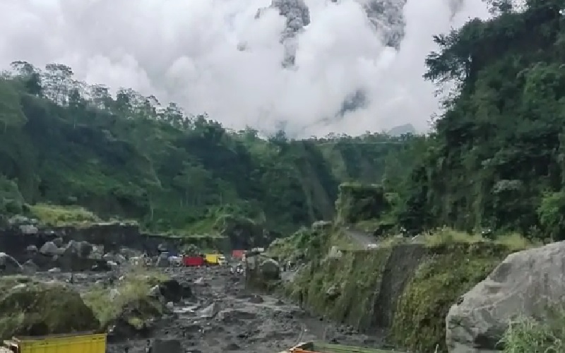 Merapi Luncurkan Awan Panas Cukup Besar, Penambang Pasir di Klaten Lari Terburu-buru
