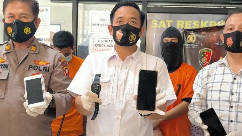 title Bobol Rumah Warga, Maling di Bawah Umur Curi Uang Rp10 Juta untuk Beli Jam Mahal Bobol Rumah Warga, Maling di Bawah Umur Curi Uang Rp10 Juta untuk Beli Jam Mahal