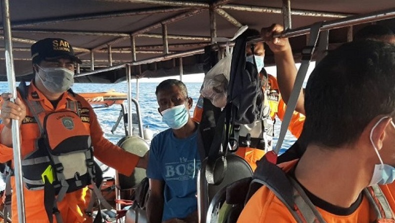 title Tim SAR Evakuasi 4 Korban Kecelakaan Laut, 1 Nelayan dan 3 Penumpang Kapal Motor Tim SAR Evakuasi 4 Korban Kecelakaan Laut, 1 Nelayan dan 3 Penumpang Kapal Motor