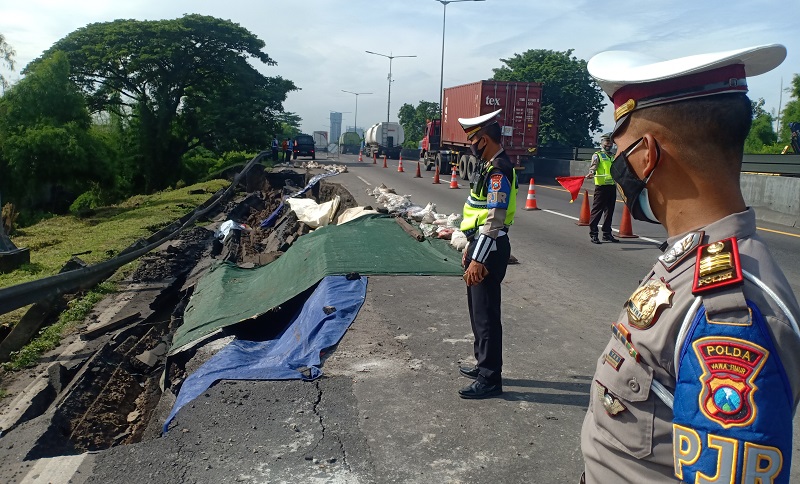 Tol Surabaya-Gempol Longsor, Polisi Imbau Kendaraan Besar Tidak Melintas