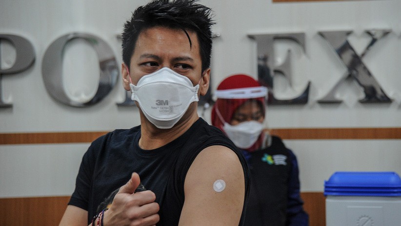 Ariel Noah Disuntik Vaksin Covid-19 Tahap Dua - Bagian 2