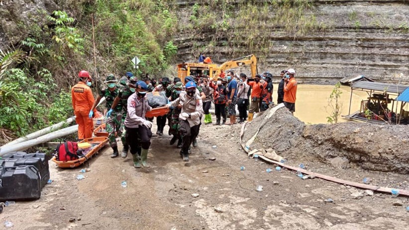 Tim SAR Evakuasi Korban Meninggal akibat Longsor Tambang Tanah Bumbu - Bagian 2