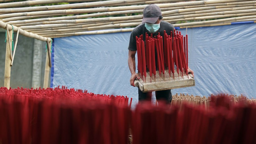 Melihat Proses Pembuatan Hio, Produksi Meningkat Jelang Imlek  - Bagian 1