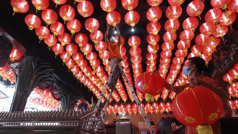 Jelang Imlek, Kelenteng di Tangerang Mulai Dihiasi Lampion - Bagian 3