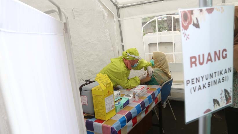 Potret Tenaga Kesehatan Puskesmas Cengkareng Disuntik Vaksin Covid-19 Tahap Dua - Bagian 1