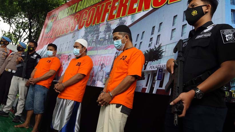 Penampakan Uang Palsu 100.000 Dolar AS Diamankan Polres Bandara Soekarno Hatta - Bagian 4