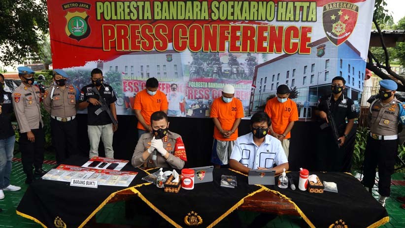 Penampakan Uang Palsu 100.000 Dolar AS Diamankan Polres Bandara Soekarno Hatta - Bagian 3