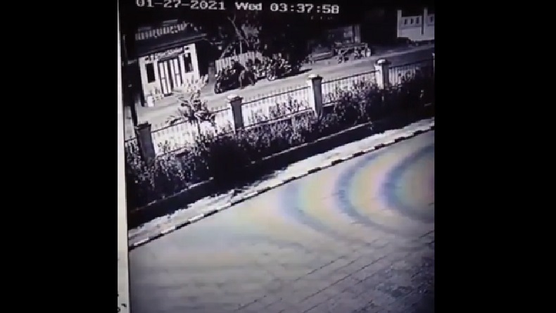 Terekam CCTV, Maling di Bone Minta Tolong Warga Dorong Motor Curian
