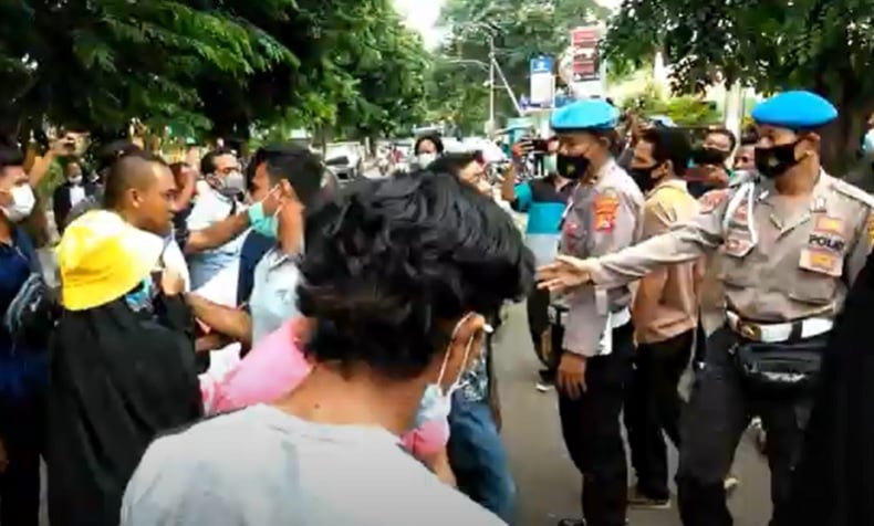 title Minta Oknum Polisi Pelaku Video Mesum Ditahan, Mahasiswa Bakar Ban di Polres Dompu Minta Oknum Polisi Pelaku Video Mesum Ditahan, Mahasiswa Bakar Ban di Polres Dompu