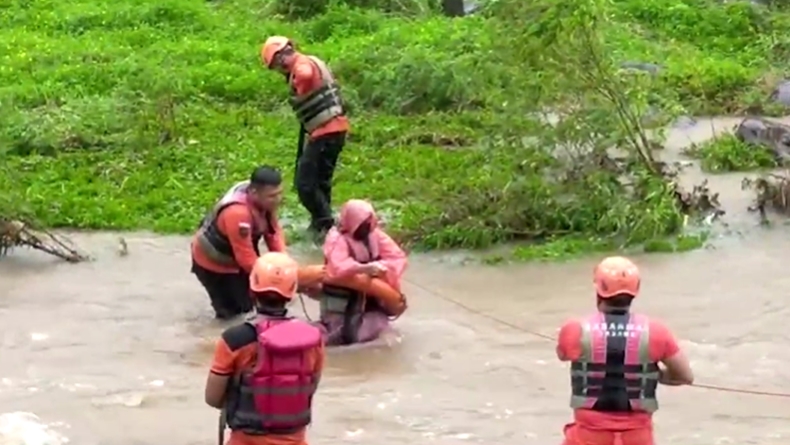 2 Emak-Emak di Padang Terjebak Kepungan Air Bah, Evakuasi Dramatis