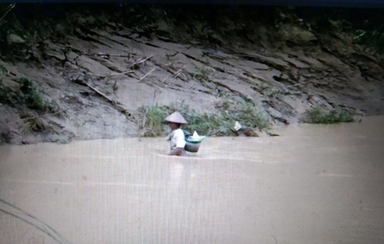 Kakek 80 Tahun Hanyut, Ibu Ini Nekat Terjang Derasnya Arus Sungai di Grobogan