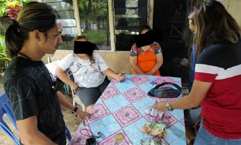 title Duh, 2 Emak-Emak di Minahasa Utara Digerebek Polisi saat Asyik Main Judi Kartu Duh, 2 Emak-Emak di Minahasa Utara Digerebek Polisi saat Asyik Main Judi Kartu