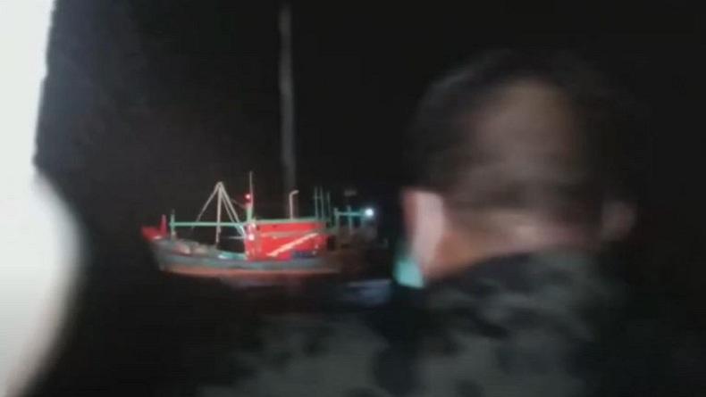 KKP Tangkap 2 Kapal Berbendera Malaysia Berisi 10 ABK WNI, 1 Ton Ikan Diamankan