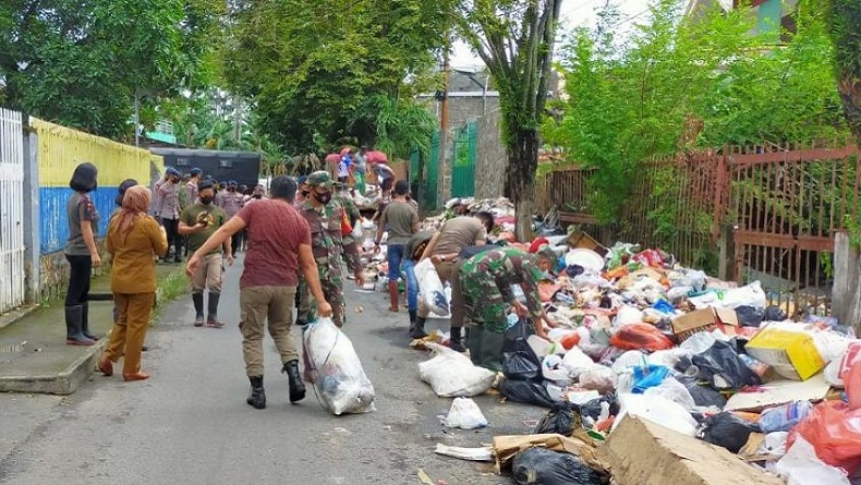 Kodim 1309 Kembali Turun ke Jalan Sapu Bersih Sampah dan Lumpur Pascabanjir Manado