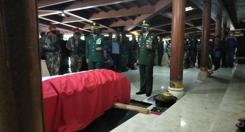  Hujan Deras Iringi Pemakaman Mantan KSAD Wismoyo Arismunandar di Astana Giribangun