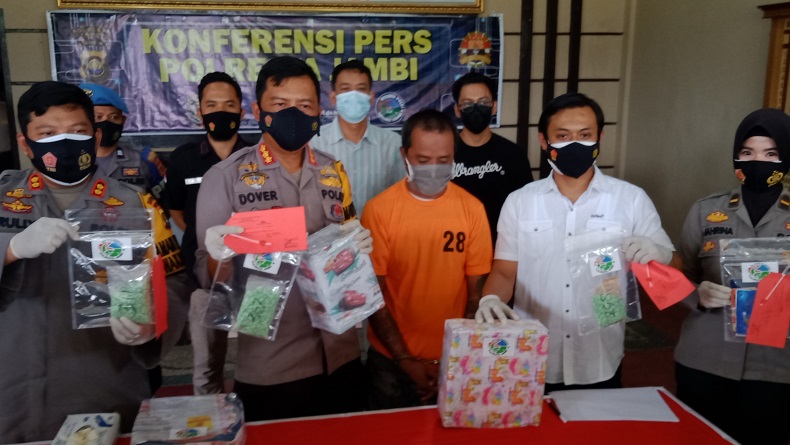 Ratusan Butir Ekstasi Ditemukan Dalam Kaleng Roti di Kargo Bandara Jambi