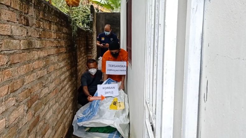 Rekonstruksi Pembunuhan Mayat dalam Karung, Keluarga Korban Histeris 