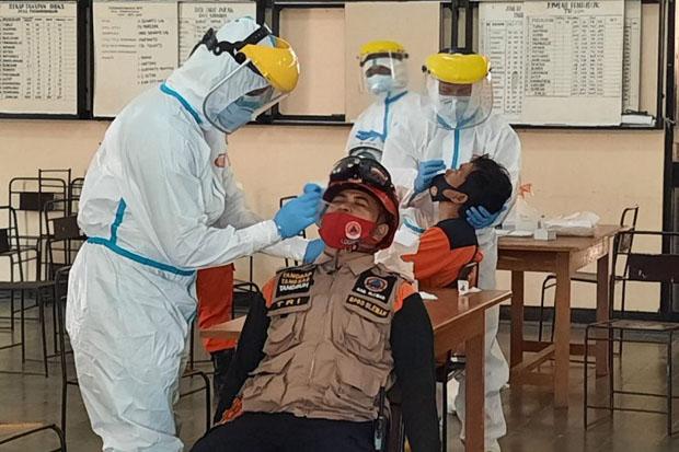 Cegah Penyebaran Covid-19 di Barak Pengungsian, Relawan Merapi Jalani Tes Swab Antigen