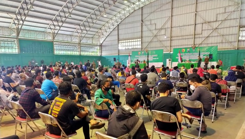 title Penampakan Ribuan Orang Disidang karena Langgar Protokol Kesehatan di Sidoarjo Penampakan Ribuan Orang Disidang karena Langgar Protokol Kesehatan di Sidoarjo