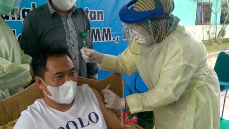 Jadi Orang Pertama Divaksin Covid, Wakil Ketua DPRD Bangka Selatan: Jangan Takut, Insyaallah Aman