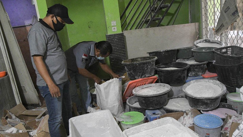 Polda Metro Jaya Bongkar Tempat Pembuatan Kosmetik Ilegal di Bekasi - Bagian 1