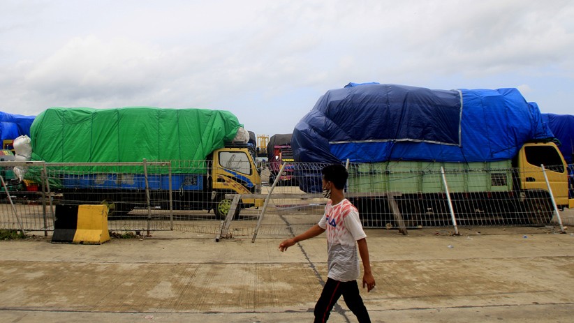 Cuaca Buruk, 35 Truk Bawa Kebutuhan Pokok Tertahan di Pelabuhan Bolok Kupang - Bagian 1