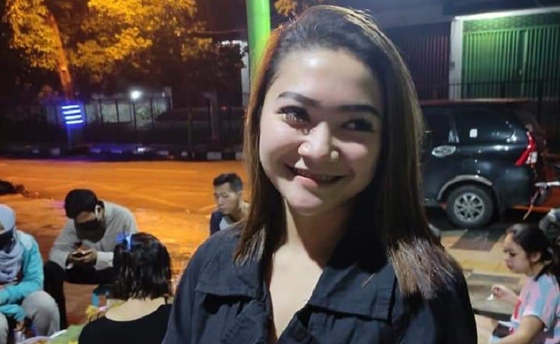 Viral Dik Cikal, Penjual Nasi Pecel Berparas Cantik di Tuban