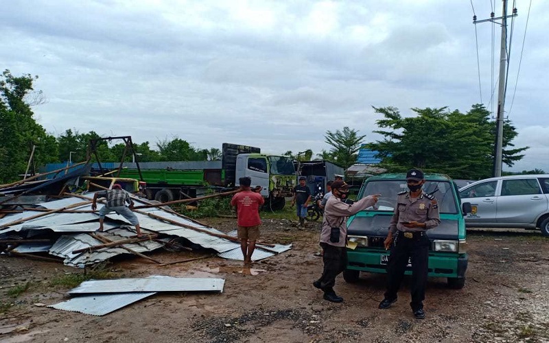 Cek Rumah Warga Terdampak Puting Beliung di Banjarbaru, Polisi: Korban Jiwa Tidak Ada