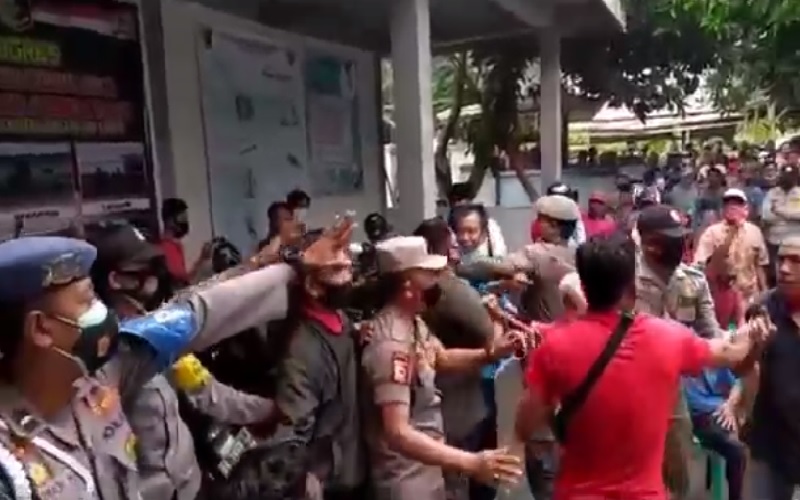 Demo Dugaan Penggelapan Dana BLT Covid-19 oleh Kades Ricuh di Lombok Timur