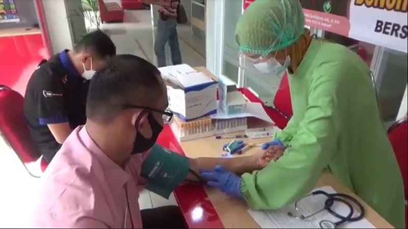 title 80 Anggota Polres Jember Donorkan Plasma Darah untuk Pasien Covid-19 80 Anggota Polres Jember Donorkan Plasma Darah untuk Pasien Covid-19