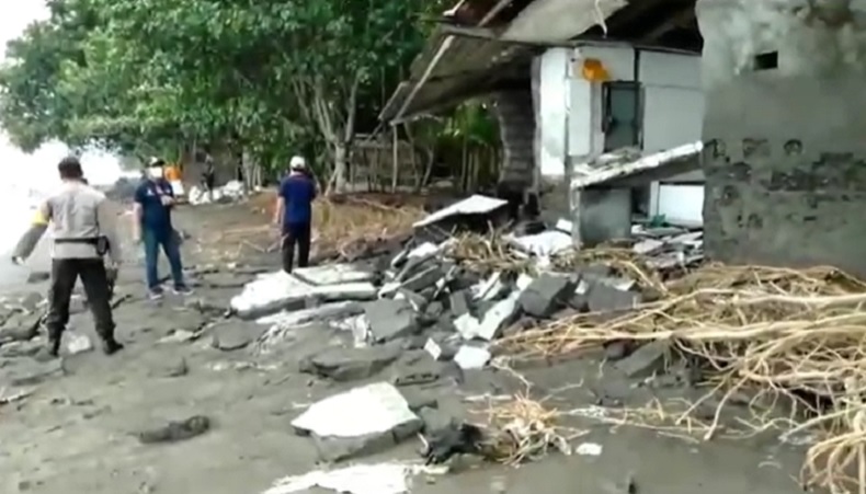 Gelombang Pasang Air Laut Rusak Rumah Warga di Buleleng Bali