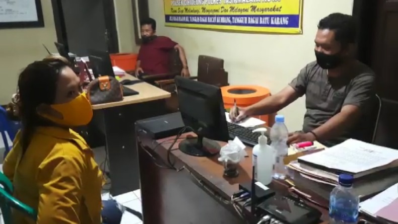 Wanita Dihipnotis Pria Baru Dikenal Terekam CCTV di Tasikmalaya