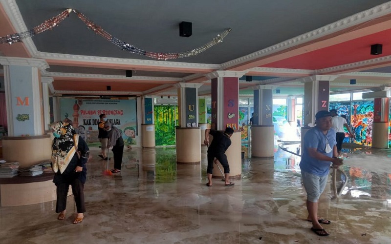 Perpustakaan Dispersip Kalsel Mulai Dibersihkan usai Terendam Banjir