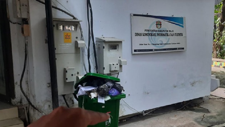 Duh, ASN di Kantor Diskominfo Wajo Nyambi Jadi Petugas Kebersihan di Kantor Sendiri