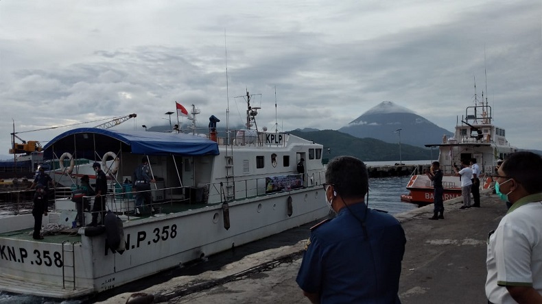 Kapal KSOP Kelas II Ternate Bawa 7 Ton Logistik untuk Korban Banjir di Halut